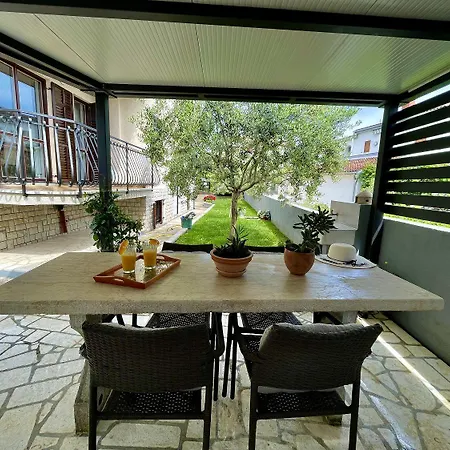 Voll Ausgestattetes In Mit Herrlicher Terrasse Zum Geniessen Apartment Rovinj