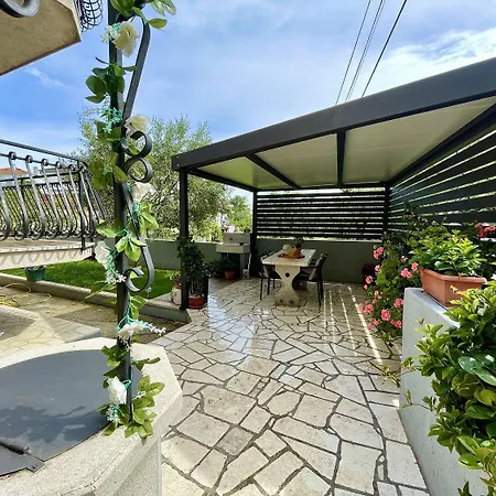 Voll Ausgestattetes In Mit Herrlicher Terrasse Zum Geniessen