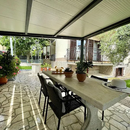 Voll Ausgestattetes In Mit Herrlicher Terrasse Zum Geniessen Rovinj